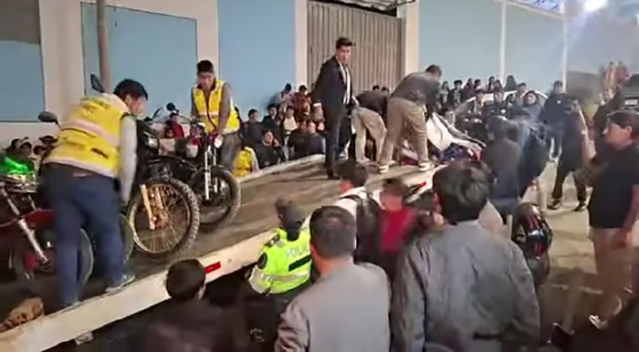Estudiantes de la UTEA impiden que grúa se lleve sus motocicletas al depósito municipal